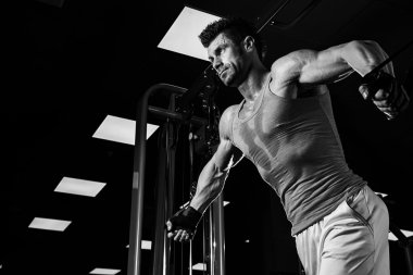 çok güç atletik adam vücut geliştirmeci