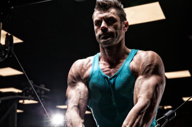 çok güç atletik adam vücut geliştirmeci