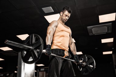 çok güç atletik adam vücut geliştirmeci