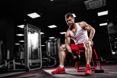 çok güç atletik adam vücut geliştirmeci