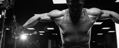 çok güç atletik adam vücut geliştirmeci