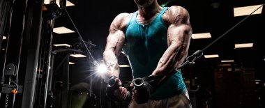 çok güç atletik adam vücut geliştirmeci