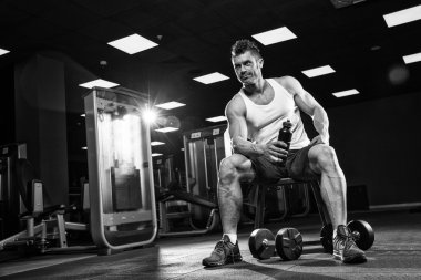 çok güç atletik adam vücut geliştirmeci