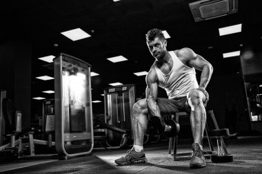 çok güç atletik adam vücut geliştirmeci