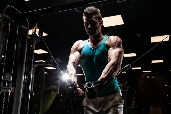 Sehr kraftvoller athletischer Typ Bodybuilder — Stockfoto