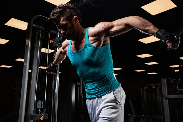 çok güç atletik adam vücut geliştirmeci