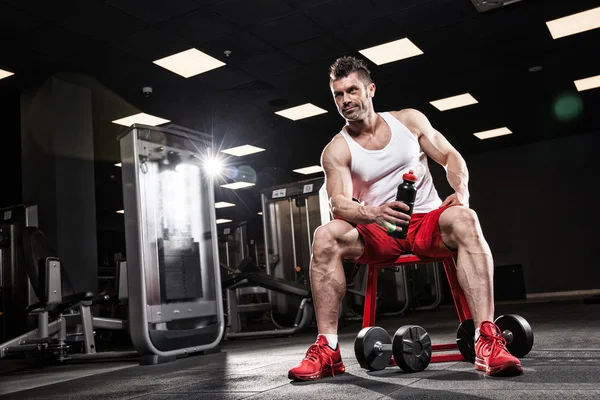 Zeer macht atletische man bodybuilder — Stockfoto