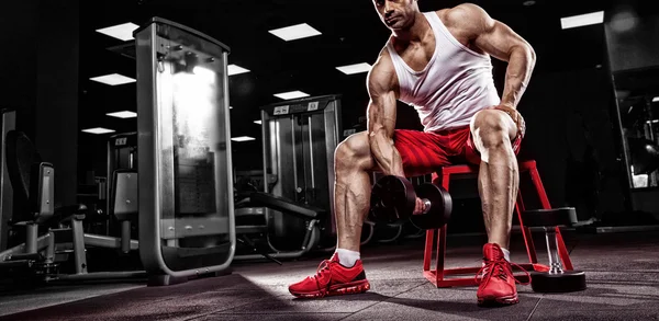 Çok güç atletik adam vücut geliştirmeci — Stok fotoğraf