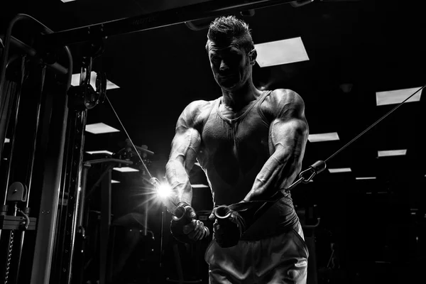 Mycket makt atletisk kille bodybuilder — Stockfoto