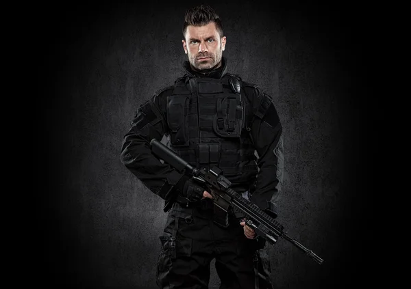 Spec ops Polizist swat in schwarzer Uniform studio — Stockfoto