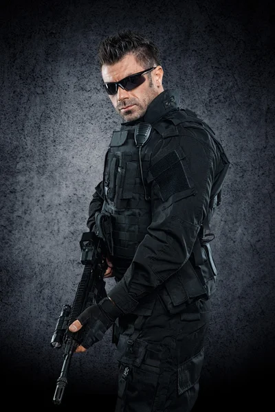 Spec ops policial SWAT em estúdio uniforme preto — Fotografia de Stock