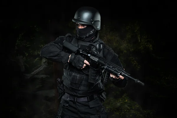 Spec ops politieagent Swat in zwarte uniforme studio — Stockfoto