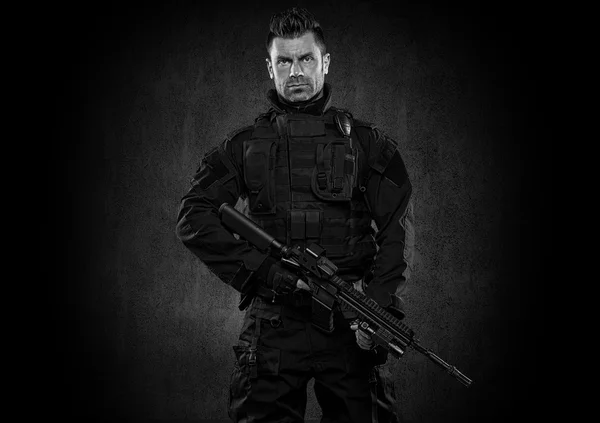 Officier de police Spec ops SWAT en studio en uniforme noir — Photo