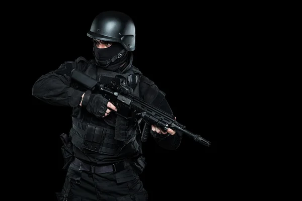 Spec ops police officer SWAT in black uniform studio — Stock Photo, Image