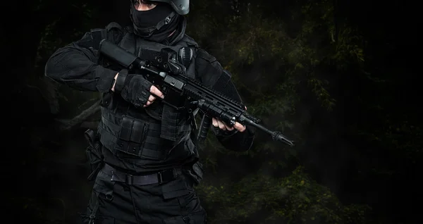 Spec ops politieagent Swat in zwarte uniforme studio — Stockfoto