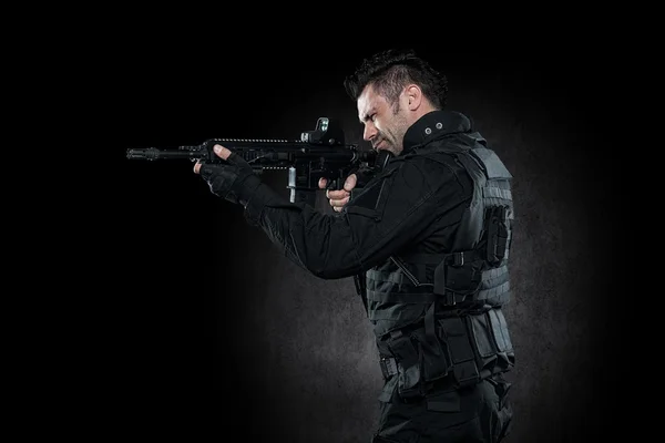 Spec ops politieagent Swat in zwarte uniforme studio — Stockfoto