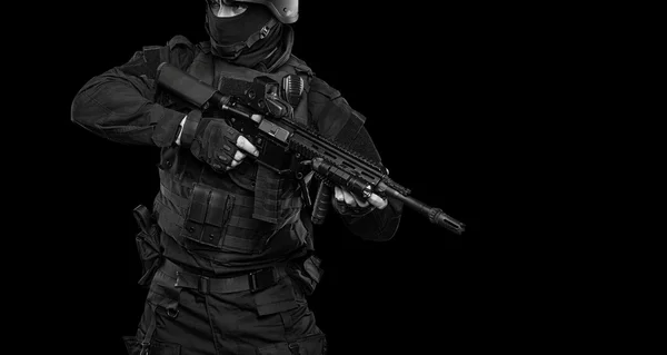 Spec ops Polizist swat in schwarzer Uniform studio — Stockfoto