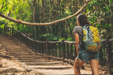 Genç turizm ile tropikal ormanda yürüyüş backpack