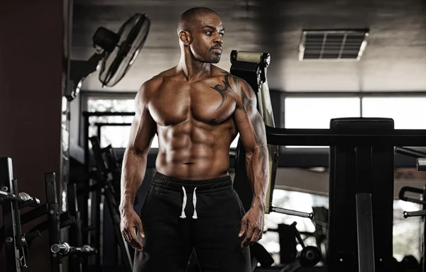 Atleta muscular brutal culturista emocional posando en el gimnasio — Foto de Stock