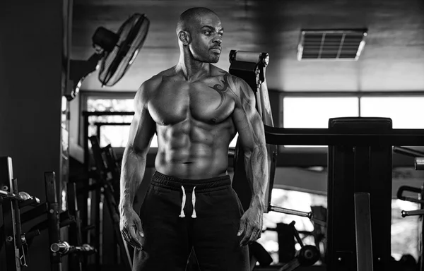 Atleta muscular brutal culturista emocional posando en el gimnasio — Foto de Stock