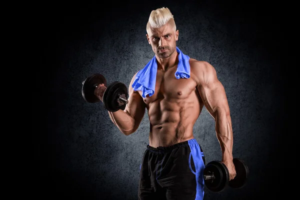 Muscular atlético culturista modelo de fitness posando después de los ejercicios en el gimnasio — Foto de Stock