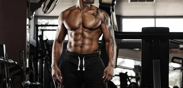 Atleet gespierde brute bodybuilder emotionele poseren in de sportschool — Stockfoto