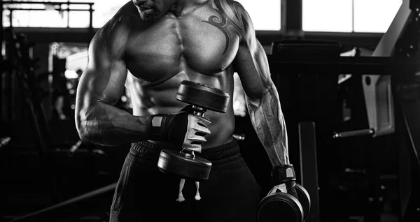 Fiatal férfi csinál nehéz súlyú testmozgás bicepsz — Stock Fotó