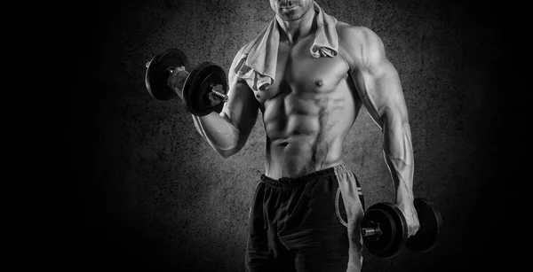 Egy szép teljesítmény sportos férfi testépítő csinál exerc Vértes — Stock Fotó