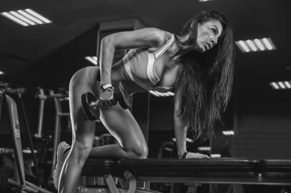 Genç Bir Atletik Kız Spor Malzemelerini Kullanarak Egzersiz Yapıyor — Stok fotoğraf
