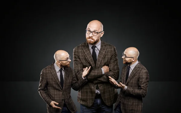 Three identical men argue among themselves about important issues — Stock Photo, Image