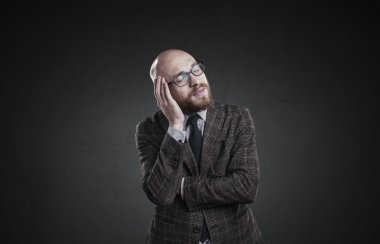 düşünceli yakışıklı erkek