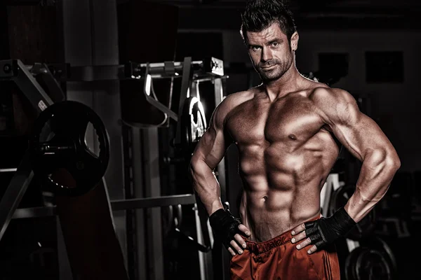 Bodybuilder posing in the gym — Stock Photo, Image