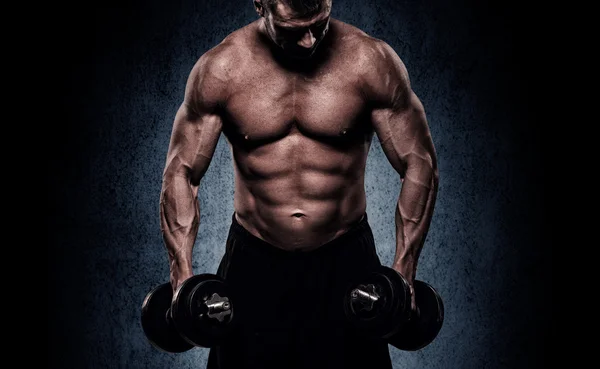 Immagine ritagliata di giovane uomo muscolare che fa pesanti manubri exercis — Foto Stock