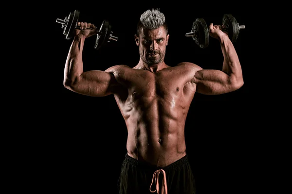 Forte fisiculturista homem com abdominais perfeitos, ombros, bíceps, trice — Fotografia de Stock