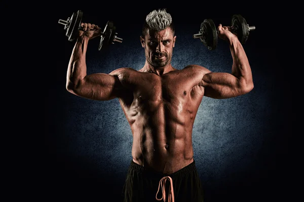 Ισχυρός bodybuilder άνθρωπος με τέλειο κοιλιακούς, ώμους, δικέφαλους, τρεις φορές — Φωτογραφία Αρχείου