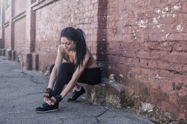 sporcu kız koşu ayakkabıları koşu için hazırlanıyor
