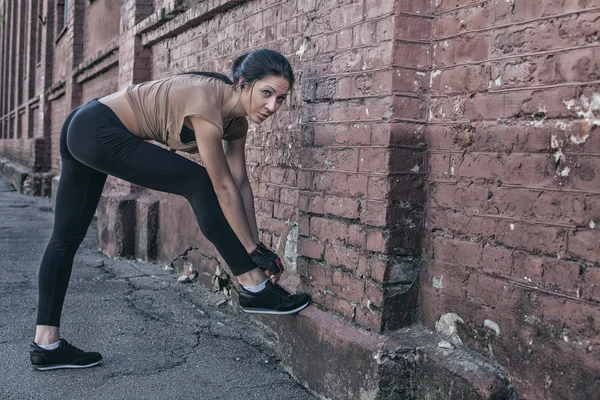 Mulher atraente em sportswear brilhante fazendo esportes ao ar livre, spo — Fotografia de Stock