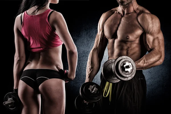 Closeup of a muscular young man lifting weights — Stock Photo, Image