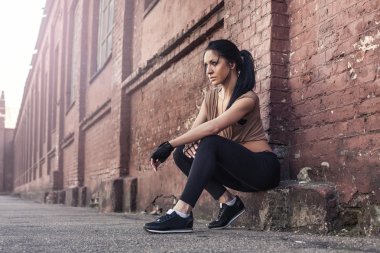 Fitness spor kız yoğun akşam çalıştırmak sonra dinlenme