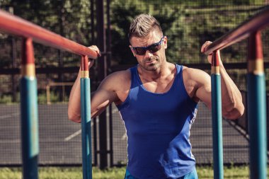 Yakışıklı sağlıklı mutlu güçlü atlet, egzersiz erkek erkek