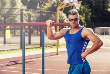 Yakışıklı sağlıklı mutlu güçlü atlet, egzersiz erkek erkek