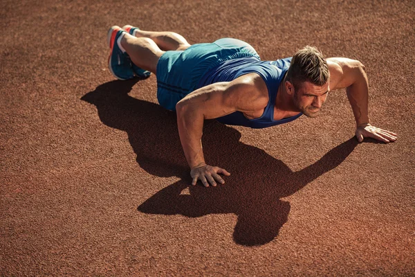 Svalnatý muž dělá push-up — Stock fotografie