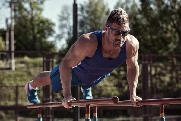 Bello sano felice atleta forte uomo maschio esercizio al — Foto Stock