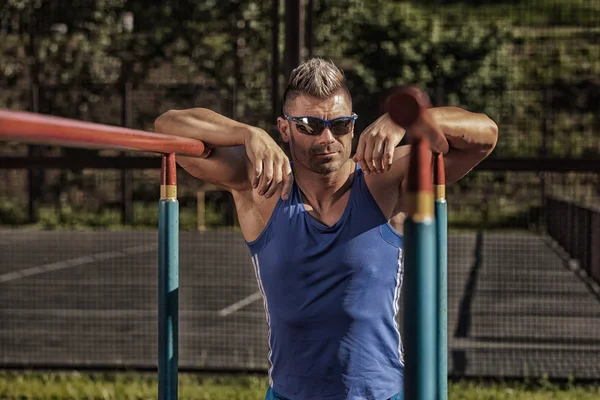 Voorraad foto: knappe gezond gelukkig sterke atleet mannelijke man exerc — Stockfoto