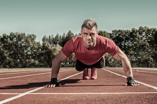 Hübsche junge hemdlose kaukasische Fitness-Mann Liegestütze ou — Stockfoto