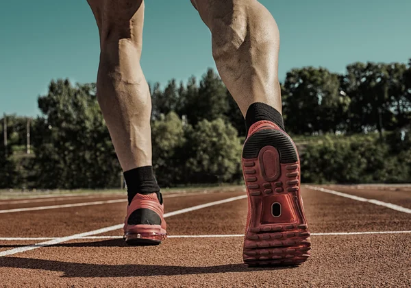 Atletische man beginnen avond joggen in zonnestralen — Stockfoto