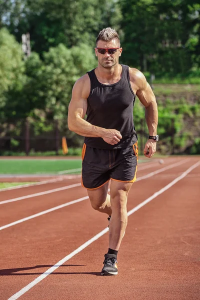 Runner man loopt op weg opleiding sprint voor marathon uitvoeren. — Stockfoto