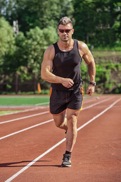 Läufer läuft beim Straßenlauf-Trainingssprint für Marathonlauf. — Stockfoto