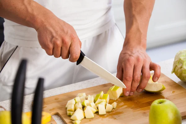 Män som skär grönsaker — Stockfoto