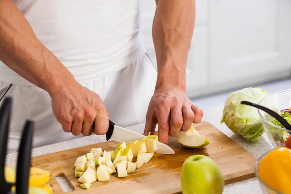 Män som skär grönsaker — Stockfoto